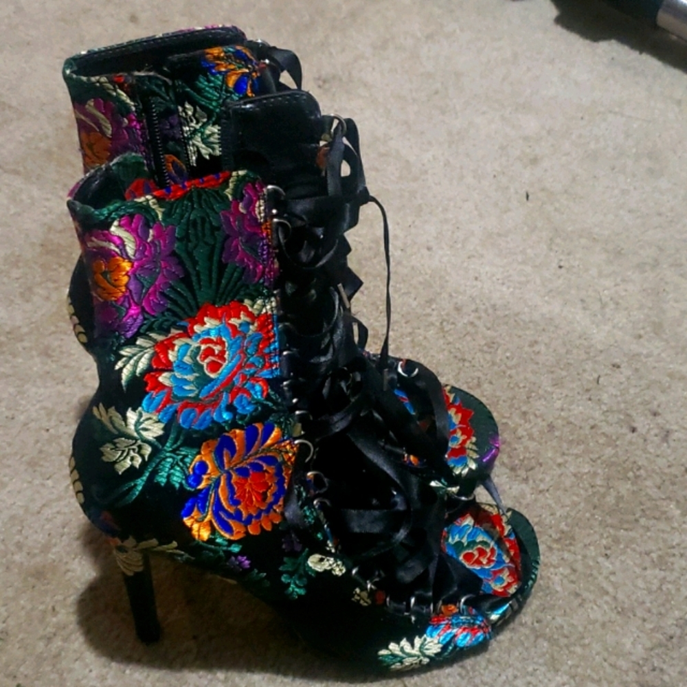 High heels - Picture 2 of 3